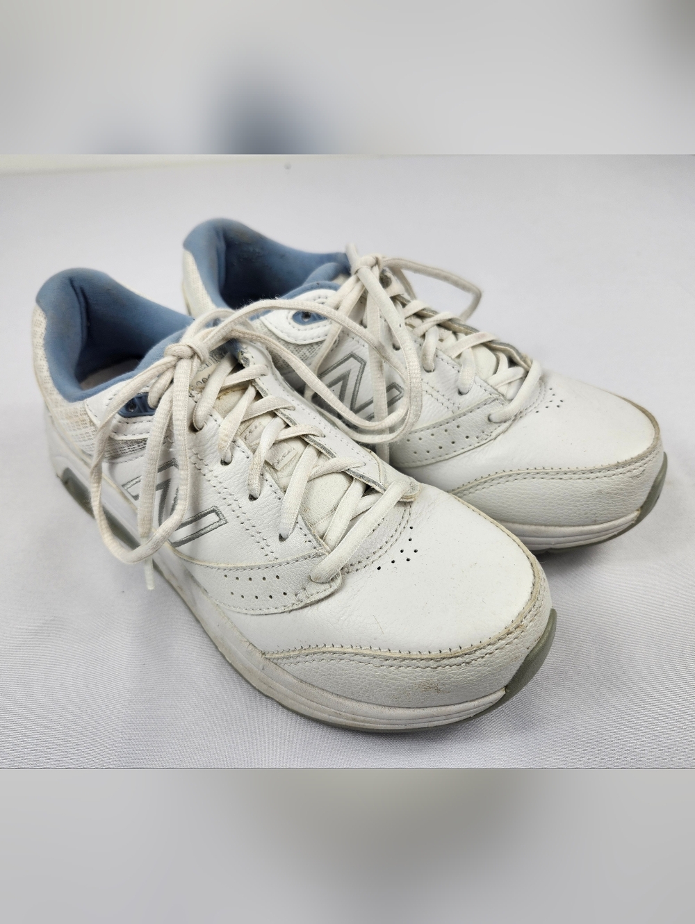 New Balance Women's 6.5 B White and Light Blue Athletic Sneakers